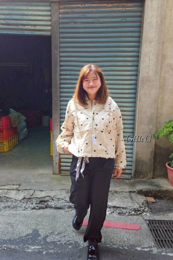 木耳邊愛心棒球服外套(藏青/燕麥) 