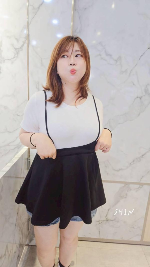 合身辣妹款的假兩件上衣(灰/白) 