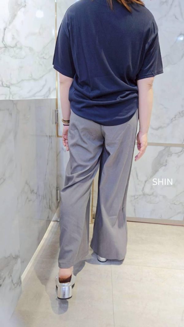 好像有點個性打摺設計寬褲(黑/灰) 