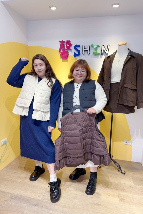 圓領排扣帶包針織連衣裙(深藍/杏) 