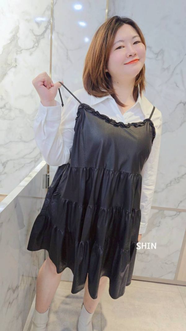 皮革滾邊吊帶短洋(黑/咖) 