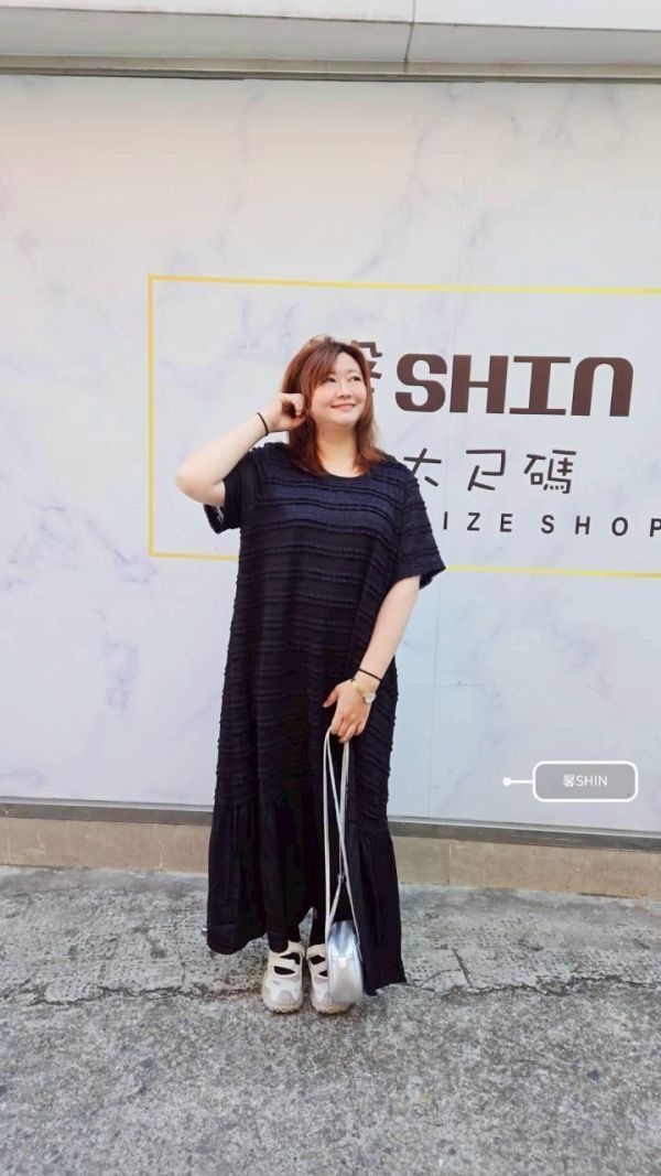 橫紋造形下接裙襬洋裝(白/黑) 