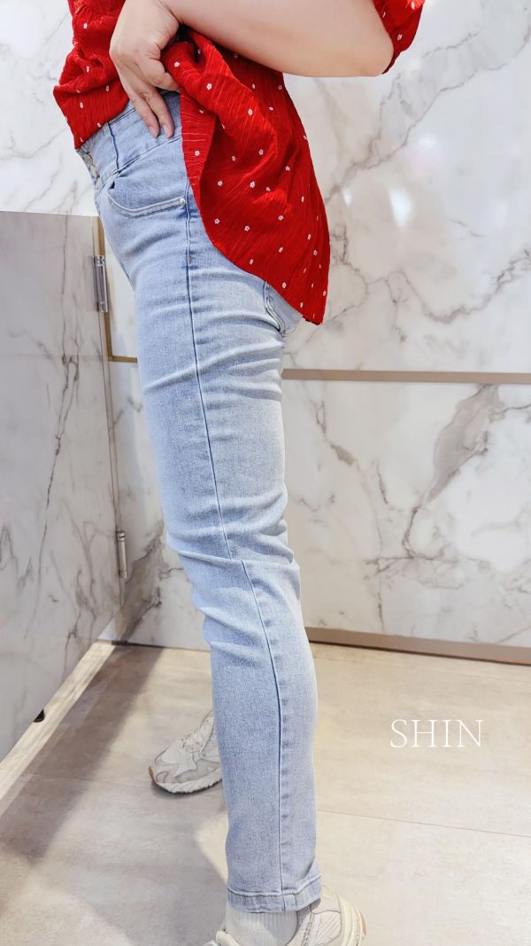 3釦高腰收腹牛仔窄管褲 