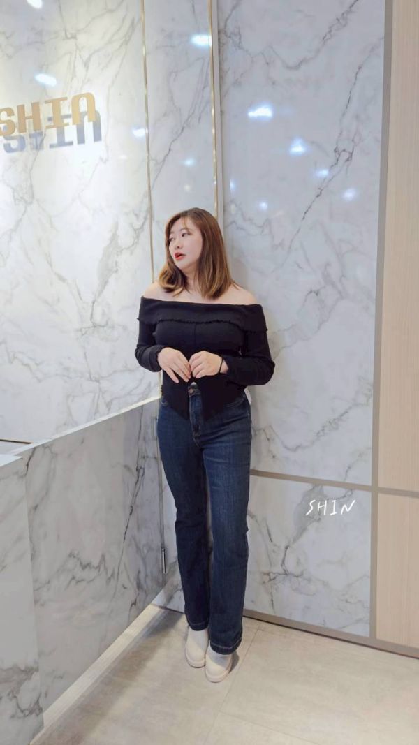 露肚臍一字領上衣 