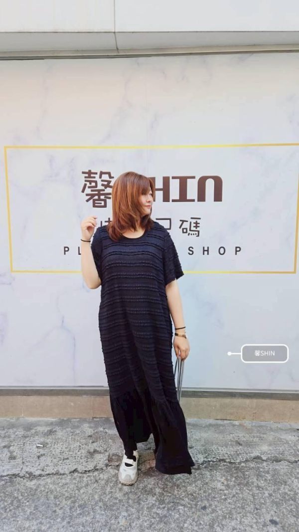 橫紋造形下接裙襬洋裝(白/黑) 