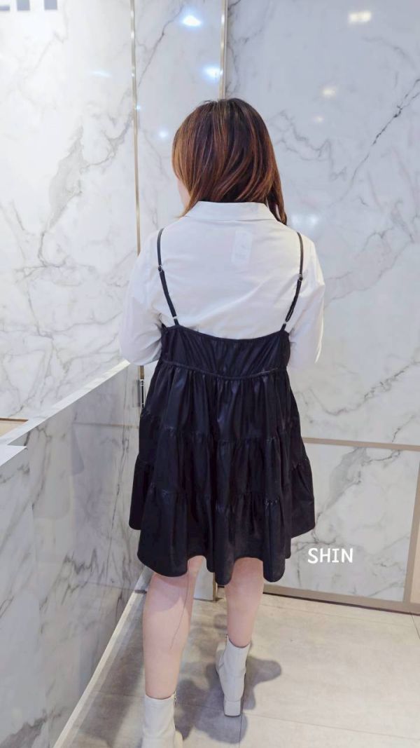 皮革滾邊吊帶短洋(黑/咖) 