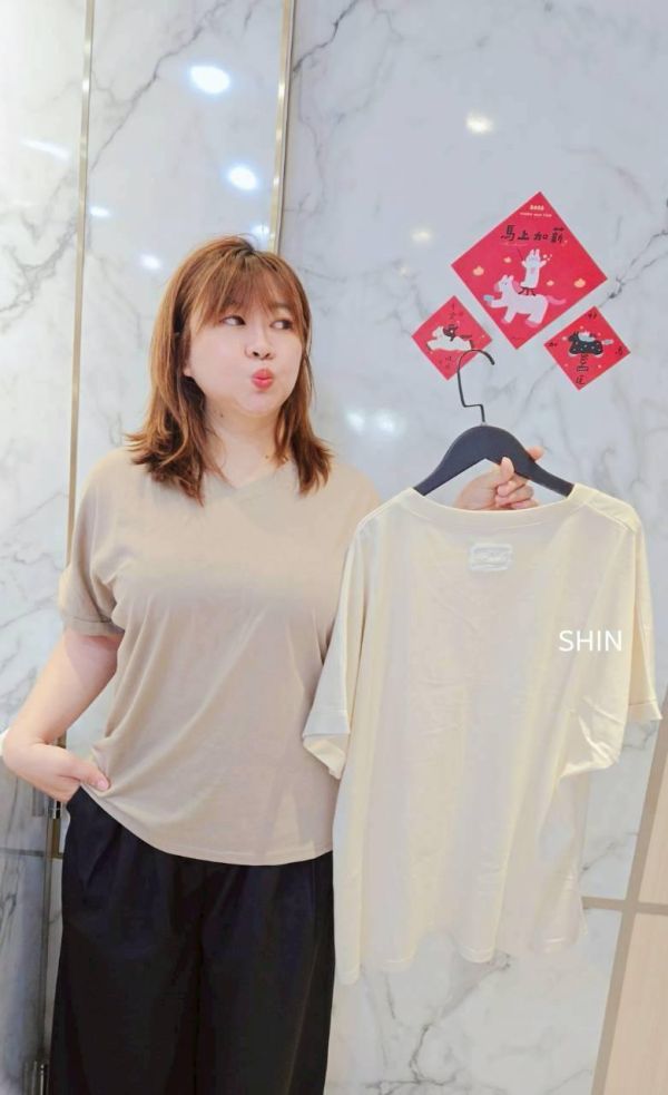 夏天永遠買不夠的V領棉後貼標T(杏/卡/白/綠) 