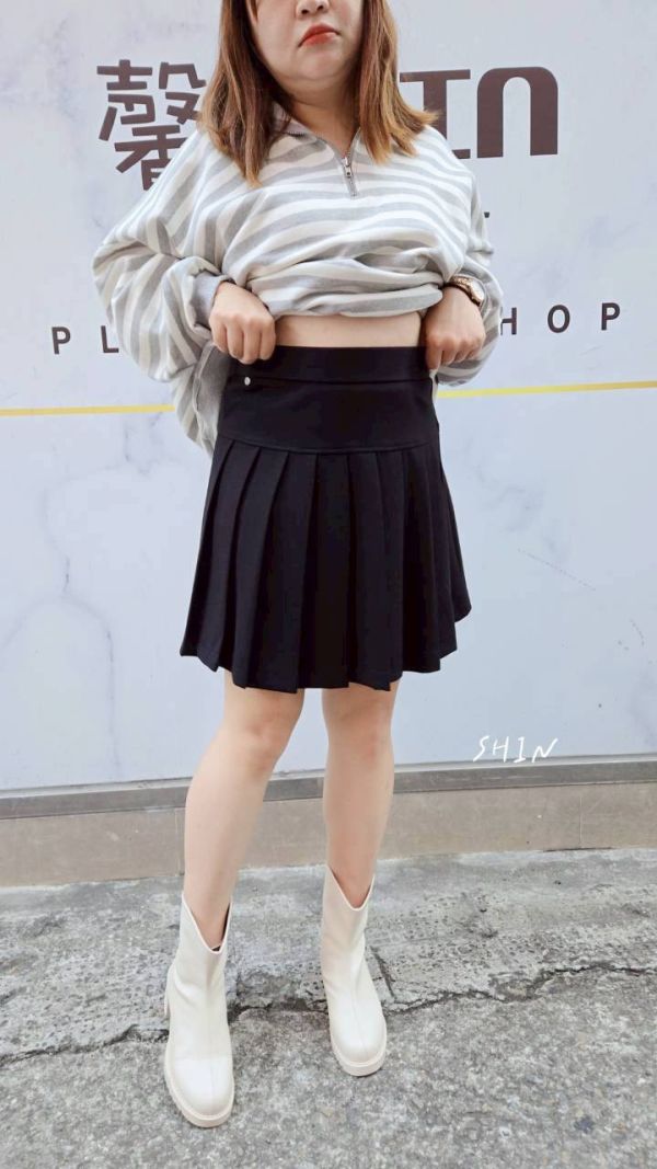 超顯瘦小金釦百摺褲裙 