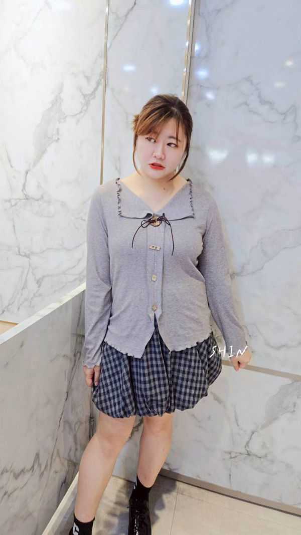 木質設計釦小姊姊上衣(黑/白/灰) 