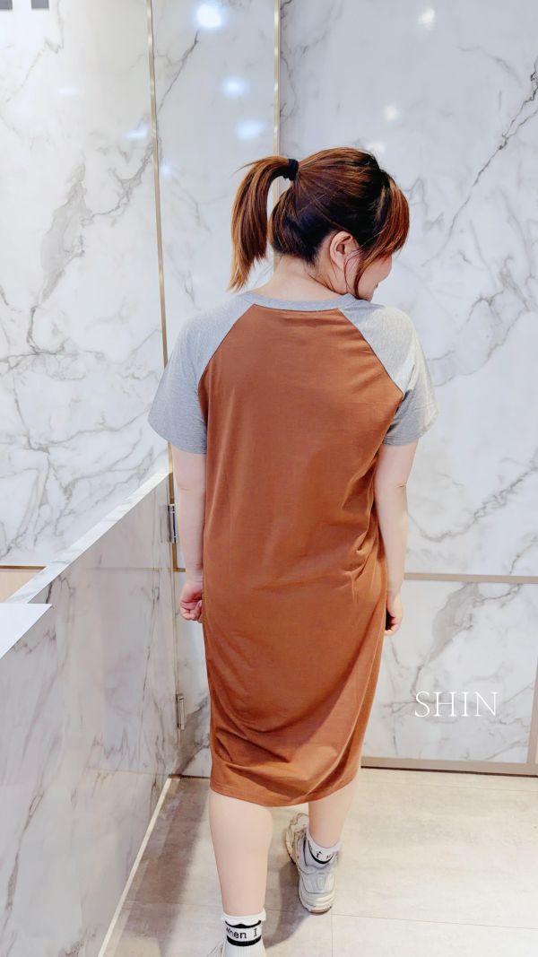 滾邊跳色英字長版T(咖/深藍) 