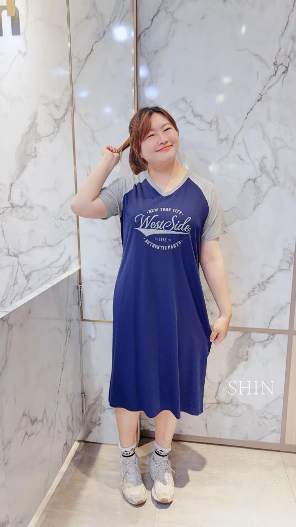 滾邊跳色英字長版T(咖/深藍) 