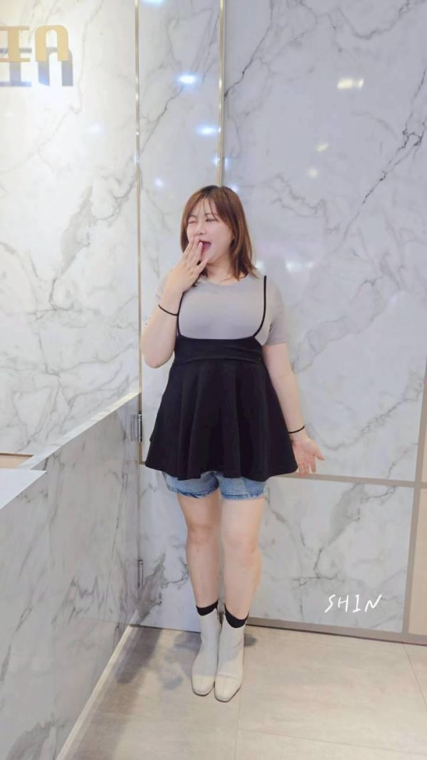 合身辣妹款的假兩件上衣(灰/白) 