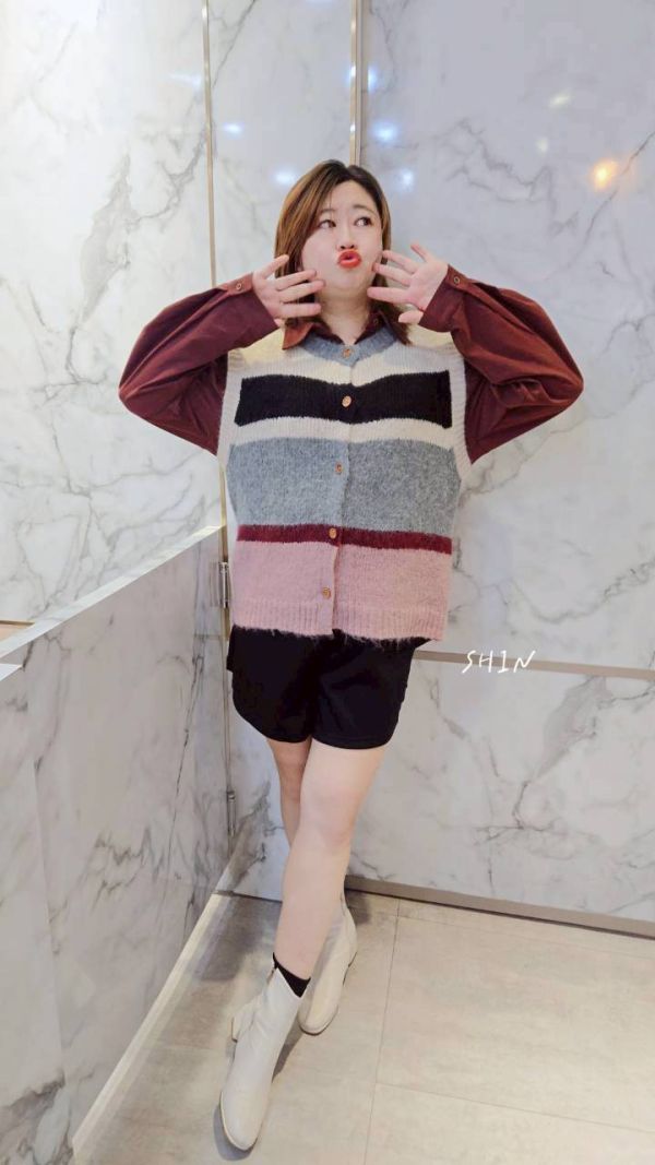蜜桃絨襯衫+彩條針織背心 