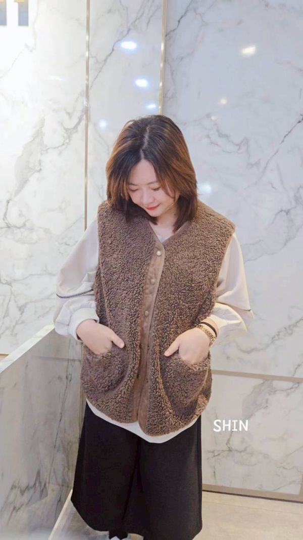 毛毛愛心口袋外搭背心(灰/咖/白) 