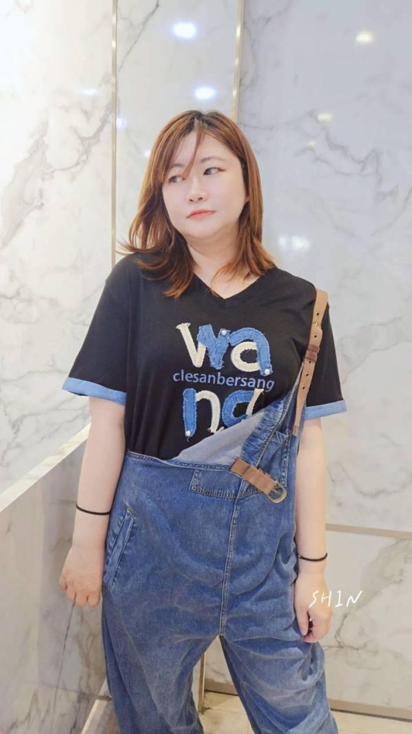 布邊牛仔英字T(黑/灰) 