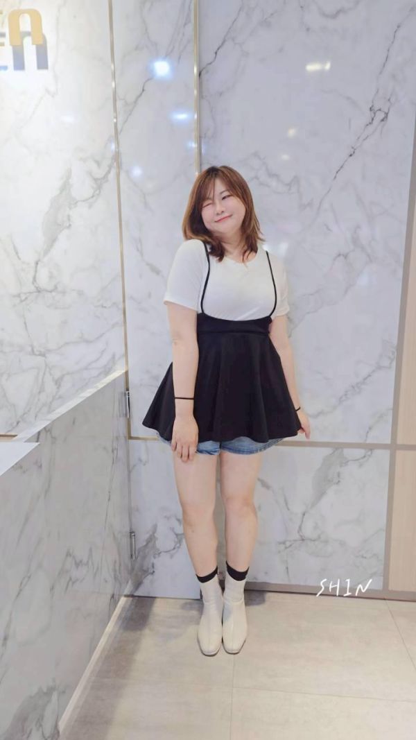 合身辣妹款的假兩件上衣(灰/白) 