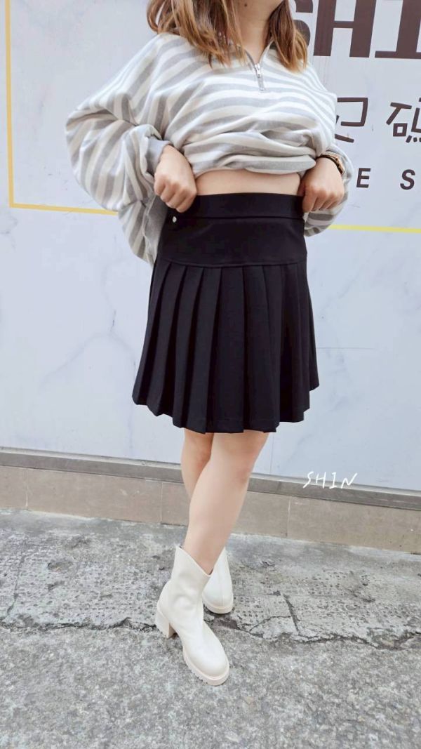 超顯瘦小金釦百摺褲裙 