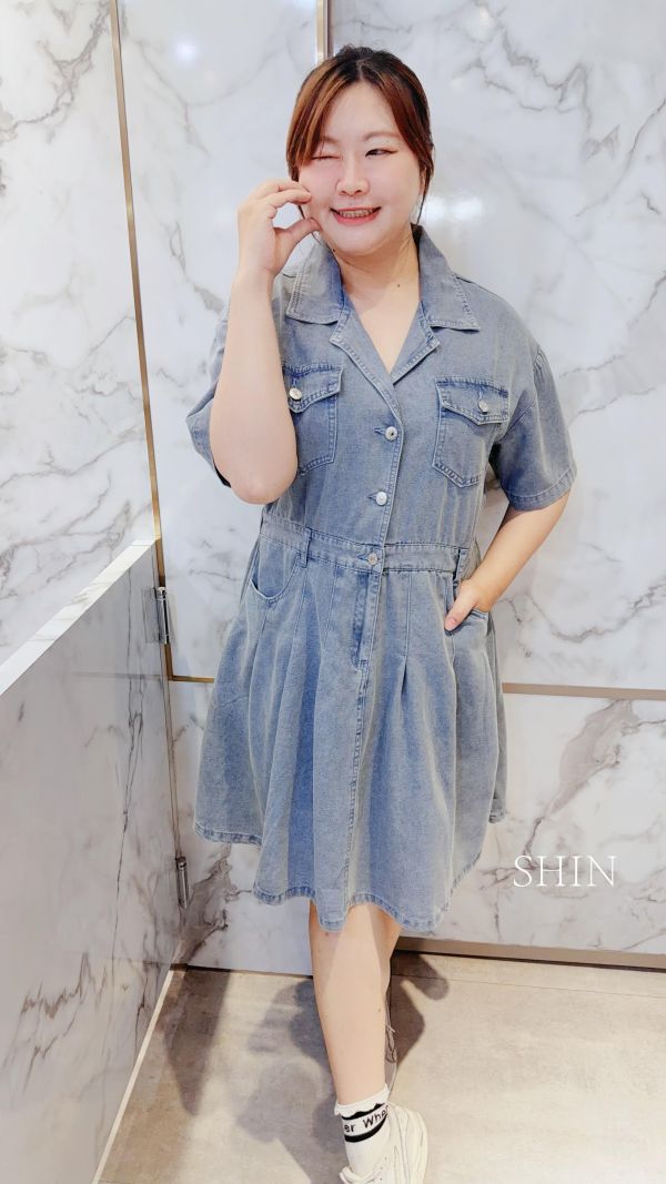 是個漂亮姊姊 牛仔V領連身百摺短洋 