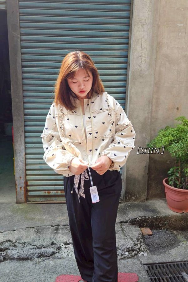木耳邊愛心棒球服外套(藏青/燕麥) 