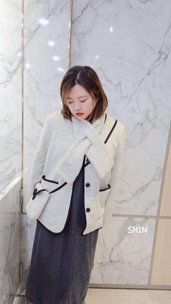 配包圍巾小香外套(白/黑) 