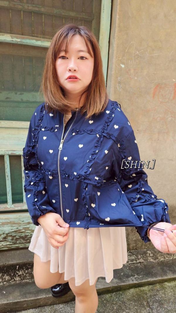 木耳邊愛心棒球服外套(藏青/燕麥) 