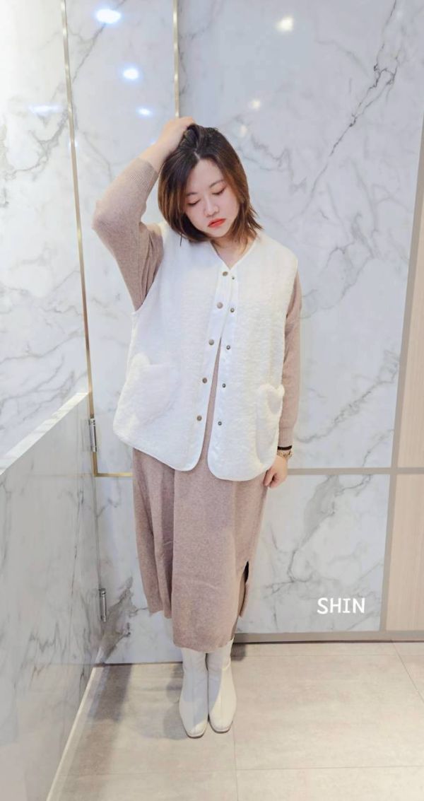 毛毛愛心口袋外搭背心(灰/咖/白) 