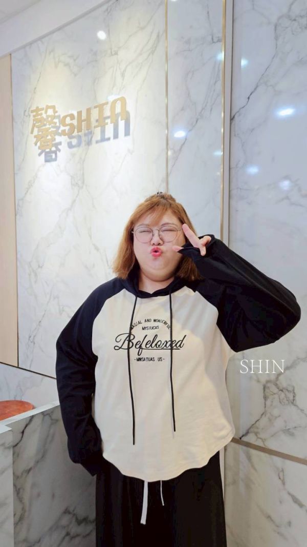 撞色字母連帽上衣(月影灰/乳酪杏) 