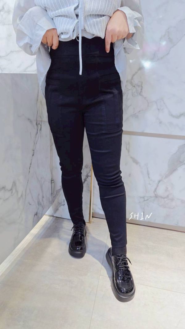 前大口袋設計彈性黑褲 