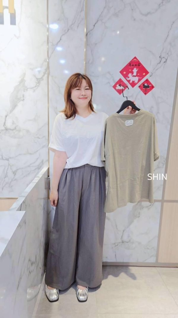 好像有點個性打摺設計寬褲(黑/灰) 