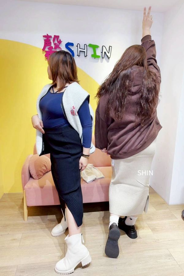 日系下開衩坑條針織長裙 