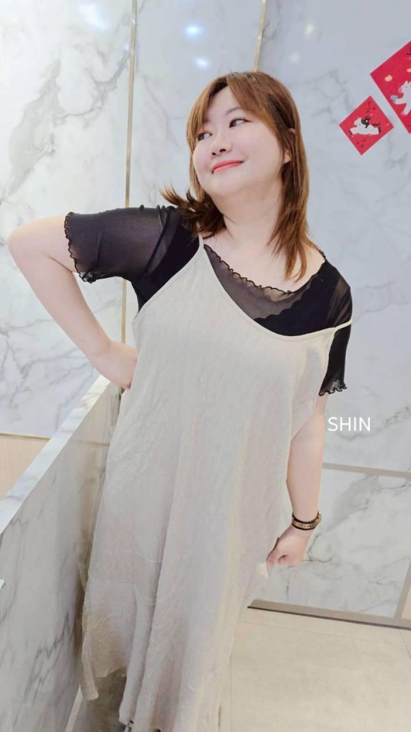 這波流行的透透木耳邊內搭衣(黑/灰/水藍/白) 