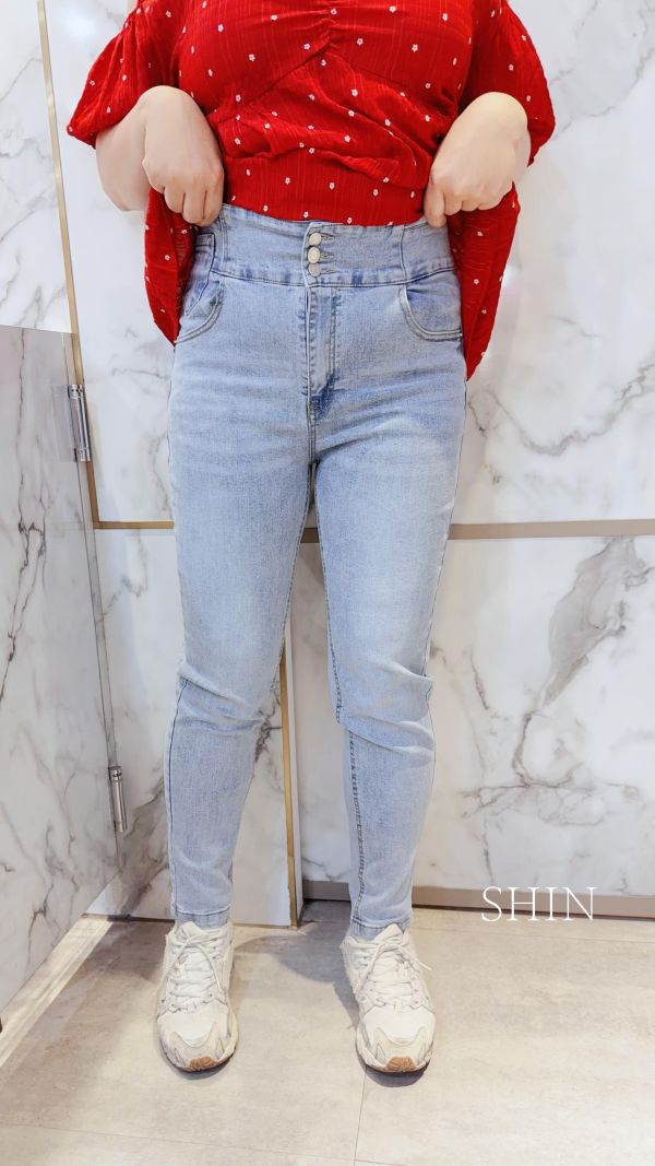 3釦高腰收腹牛仔窄管褲 