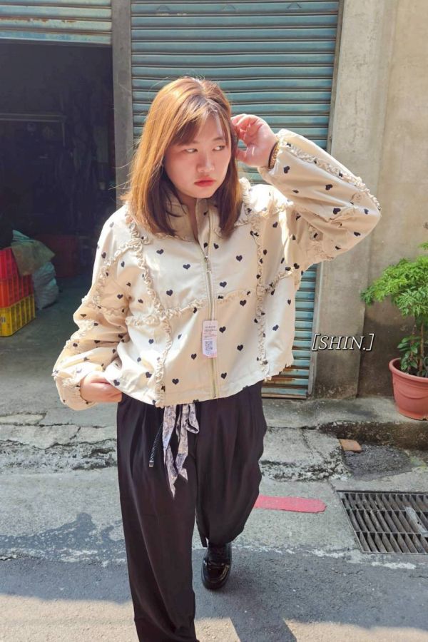 木耳邊愛心棒球服外套(藏青/燕麥) 