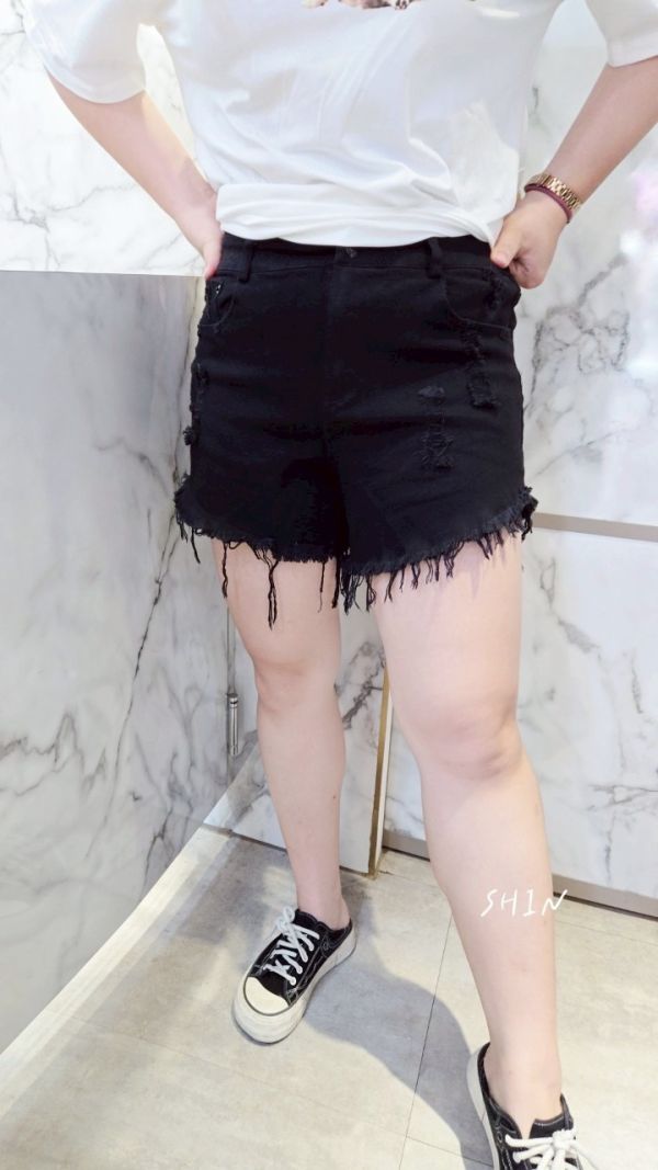 黑色不修邊熱褲 