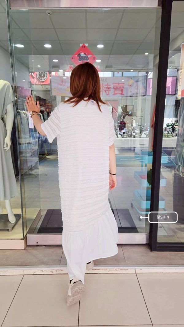 橫紋造形下接裙襬洋裝(白/黑) 