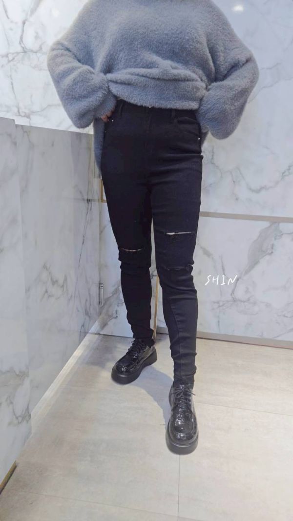 一顆釦割破黑色牛仔褲 