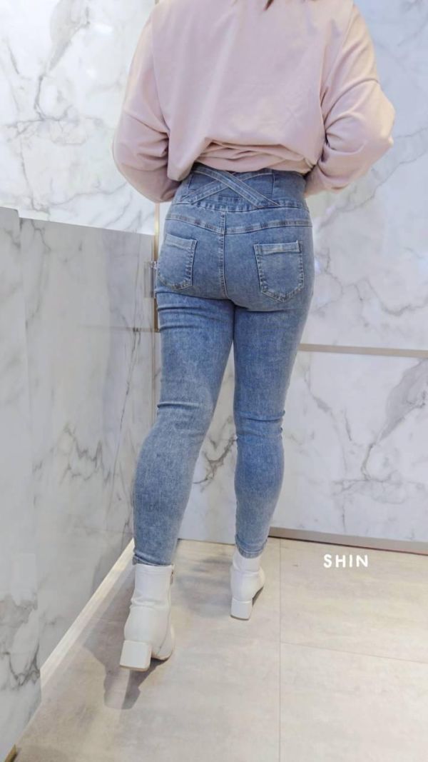 後開衩顯腰3釦8分牛仔褲 