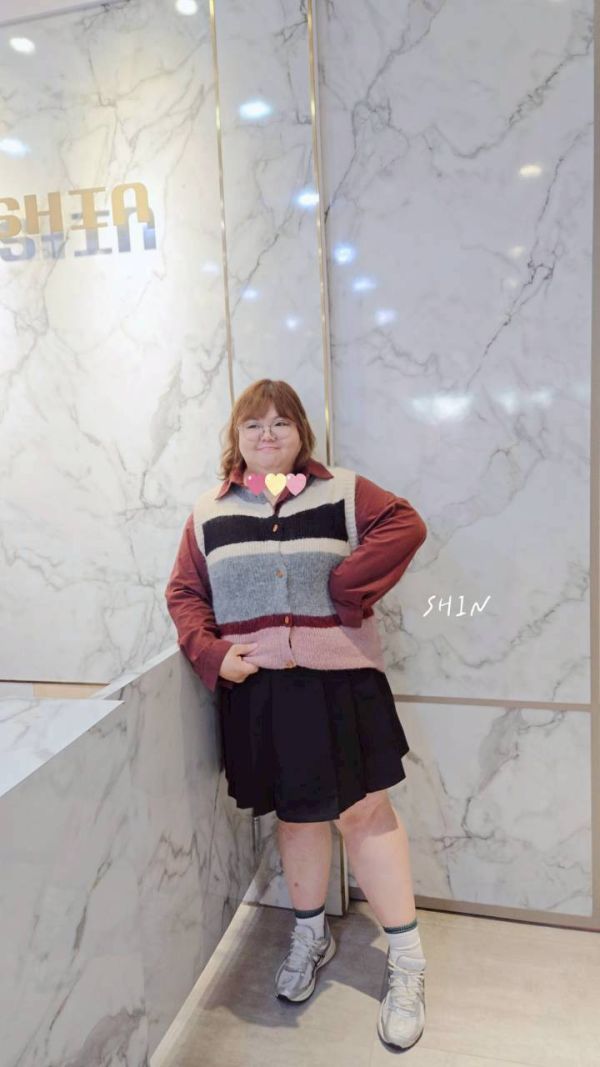 蜜桃絨襯衫+彩條針織背心 