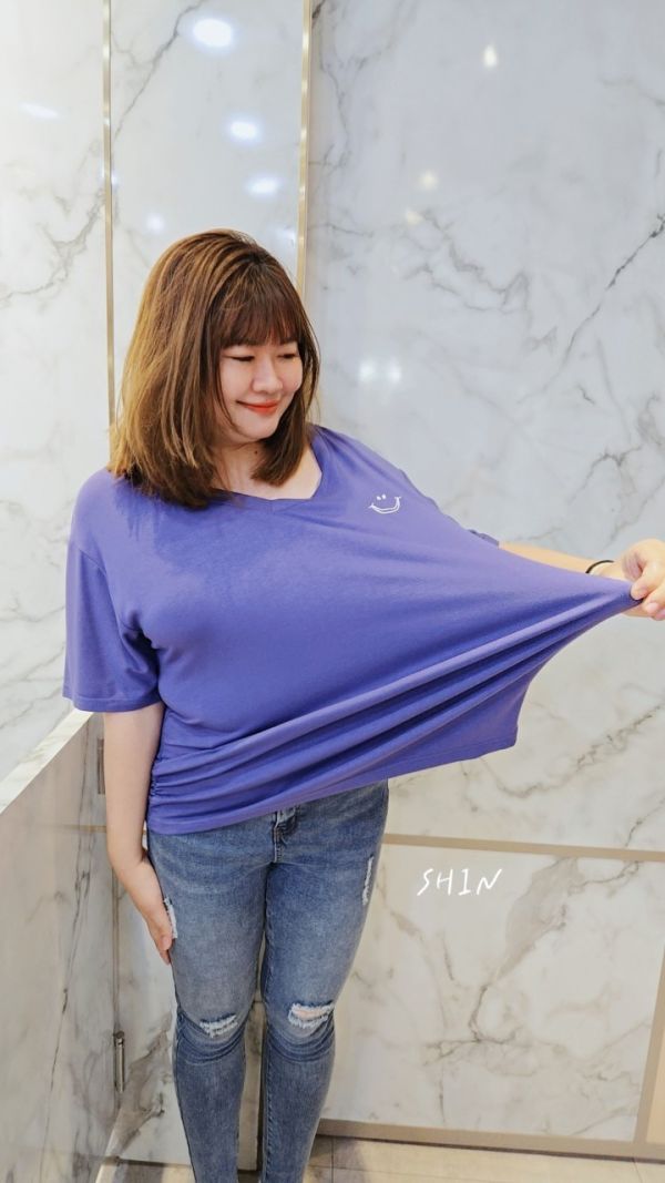 V領刺繡笑臉素T(白/灰/粉/紫/黑) 