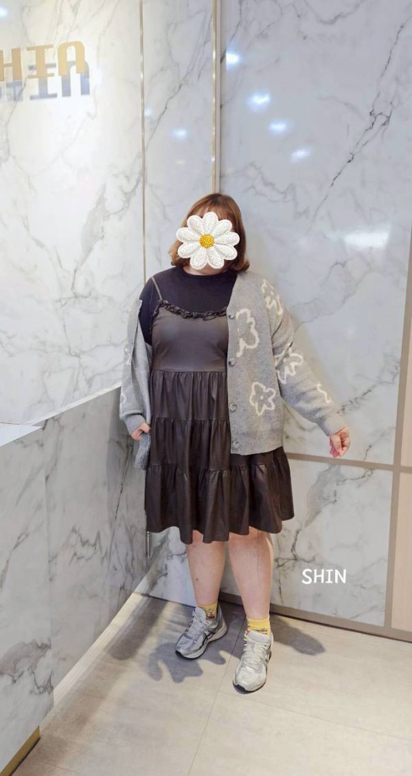 皮革滾邊吊帶短洋(黑/咖) 