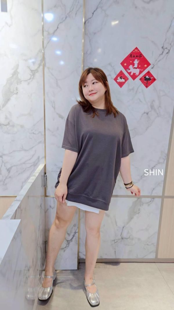 永遠缺一件的圓領長版素T(白/黑/咖/深灰) 