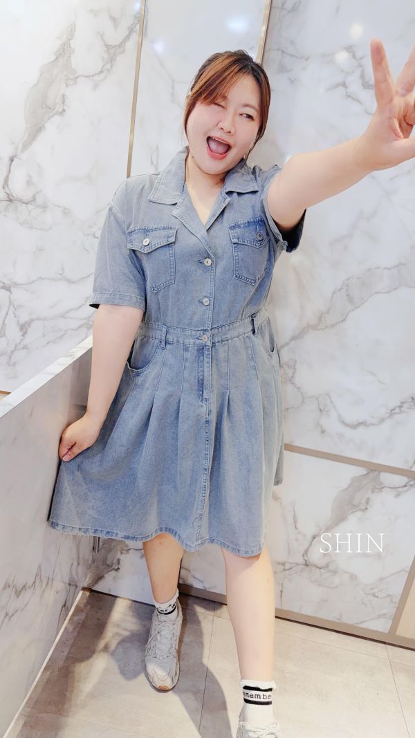 是個漂亮姊姊 牛仔V領連身百摺短洋 