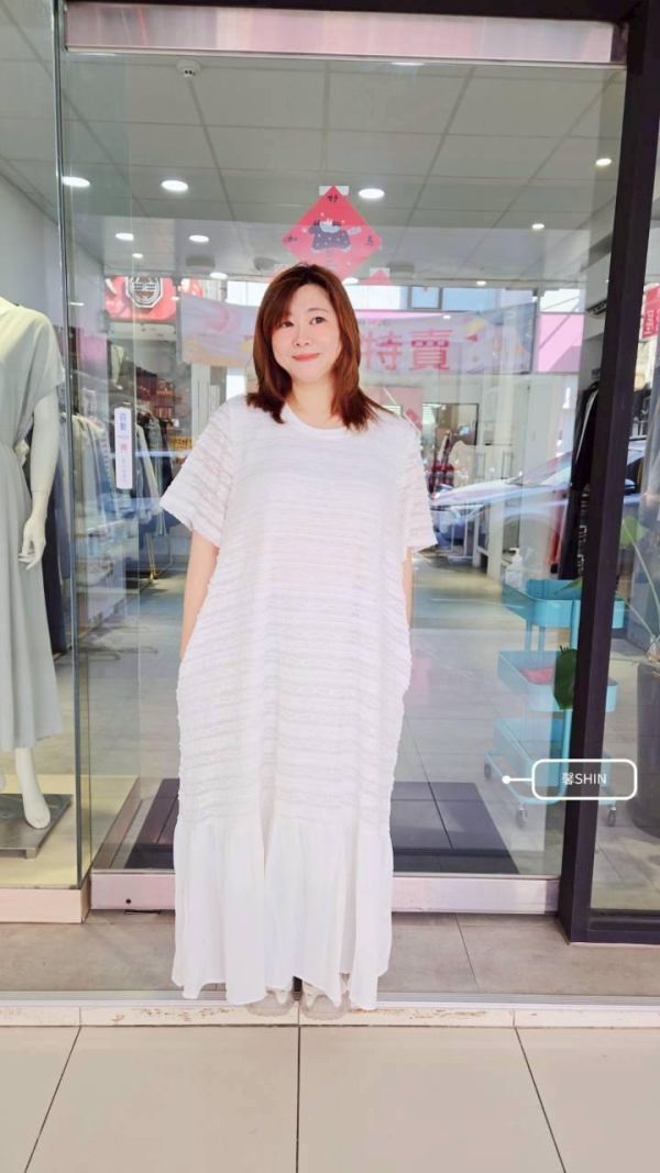 橫紋造形下接裙襬洋裝(白/黑) 