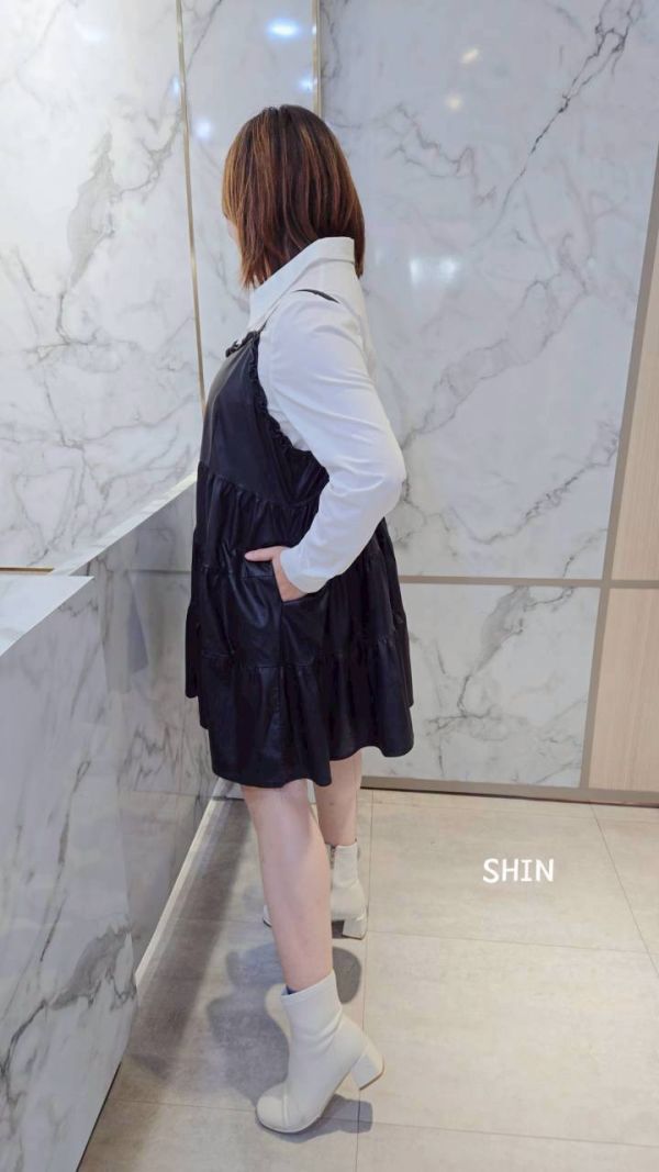 皮革滾邊吊帶短洋(黑/咖) 