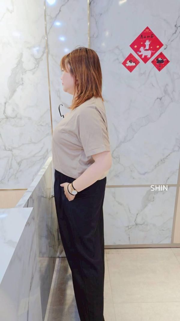 夏天永遠買不夠的V領棉後貼標T(杏/卡/白/綠) 