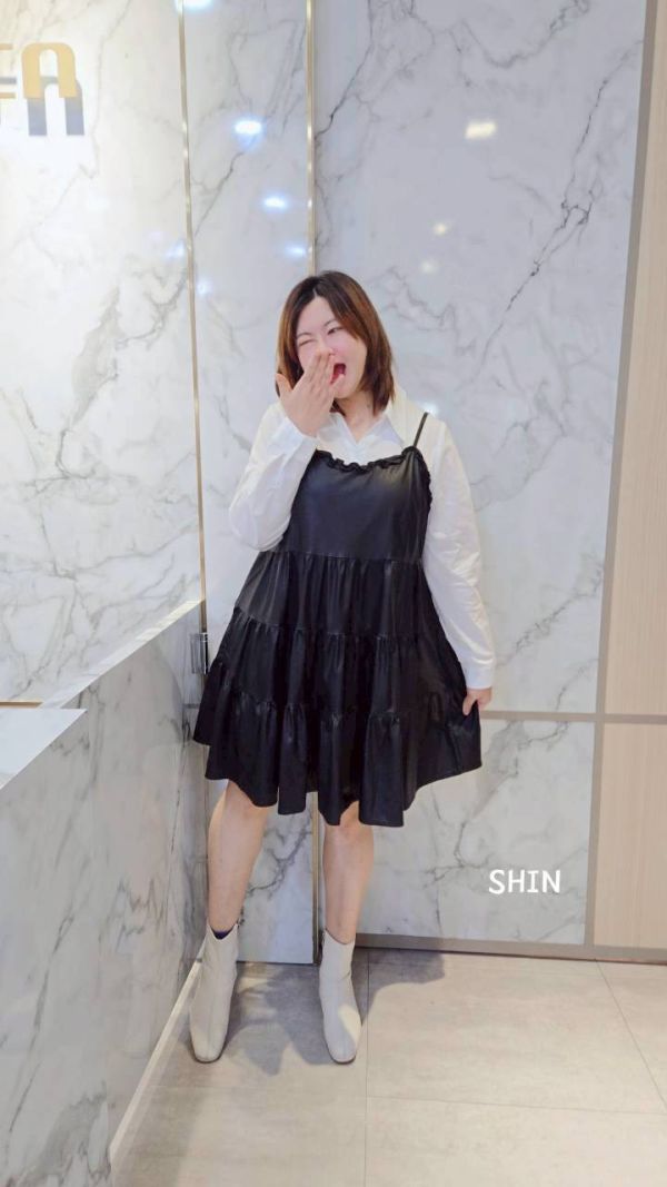 皮革滾邊吊帶短洋(黑/咖) 