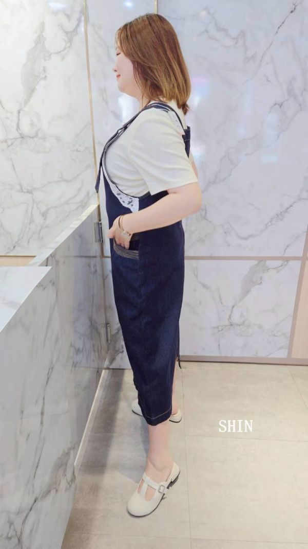 蕾絲邊牛仔吊帶裙 