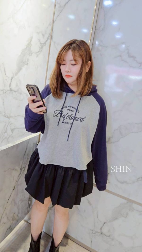 撞色字母連帽上衣(月影灰/乳酪杏) 