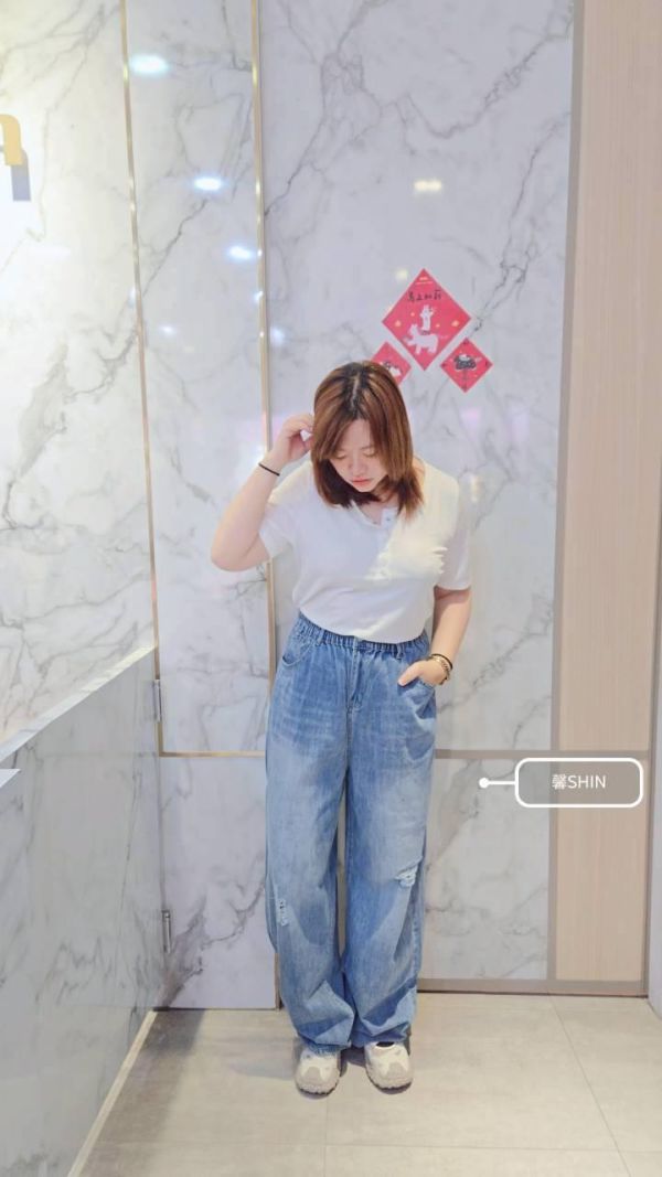 左膝刷破牛仔寬褲(深/淺) 