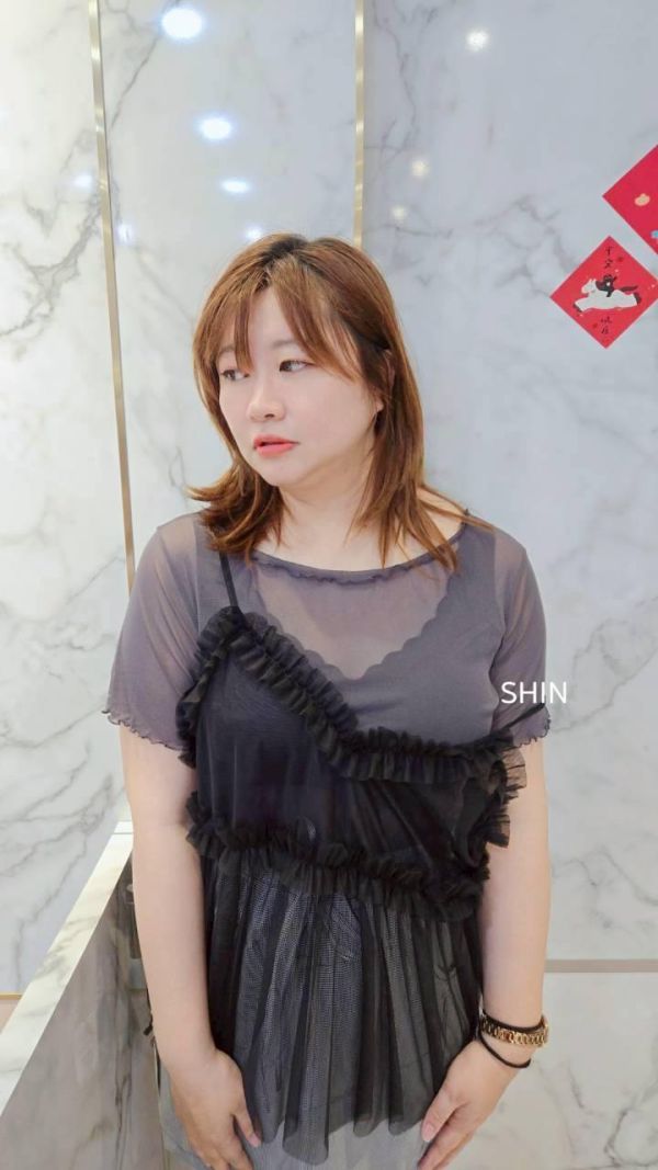 這波流行的透透木耳邊內搭衣(黑/灰/水藍/白) 